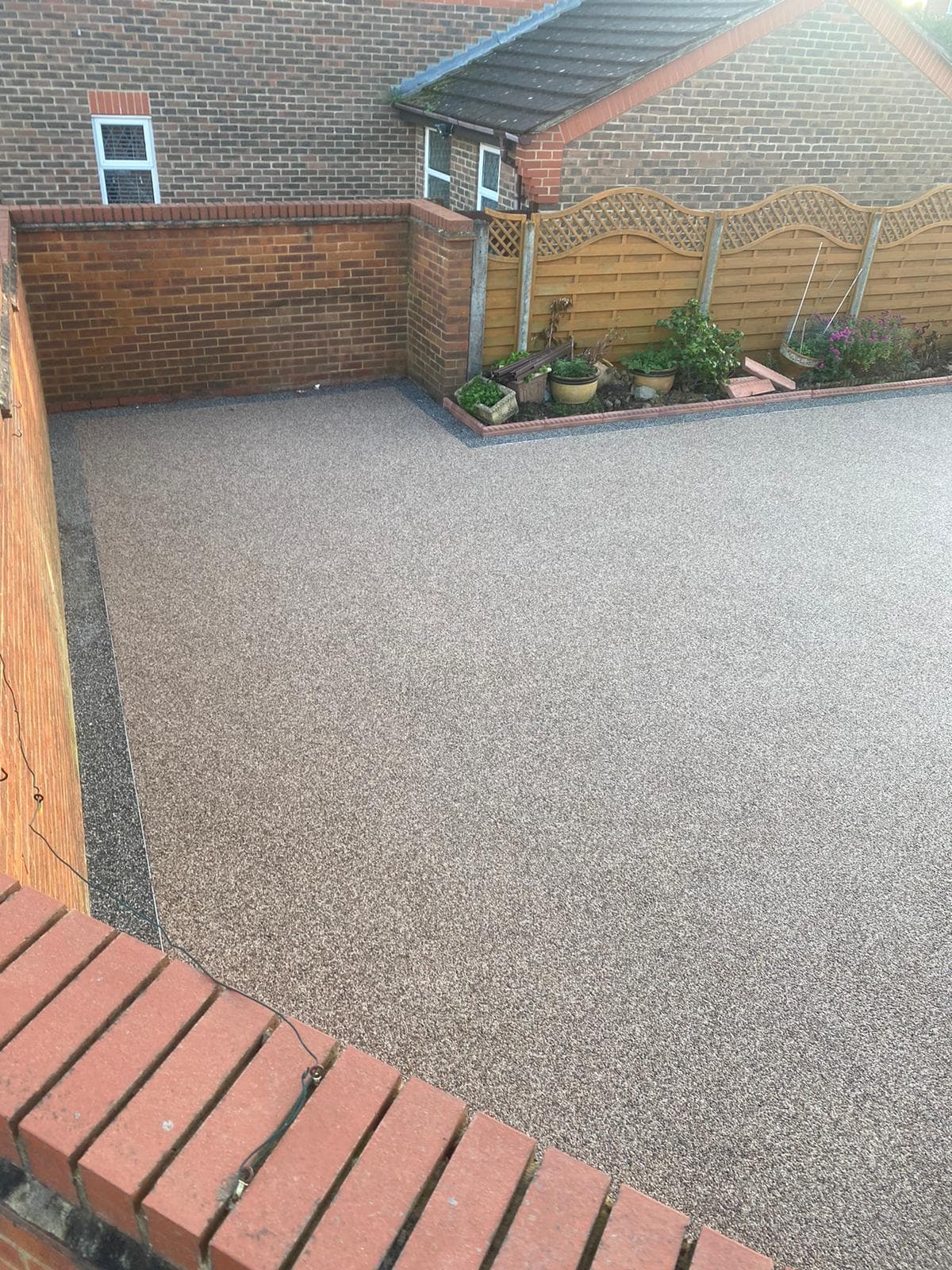 Curte pavată cu cărămidă și gard de lemn