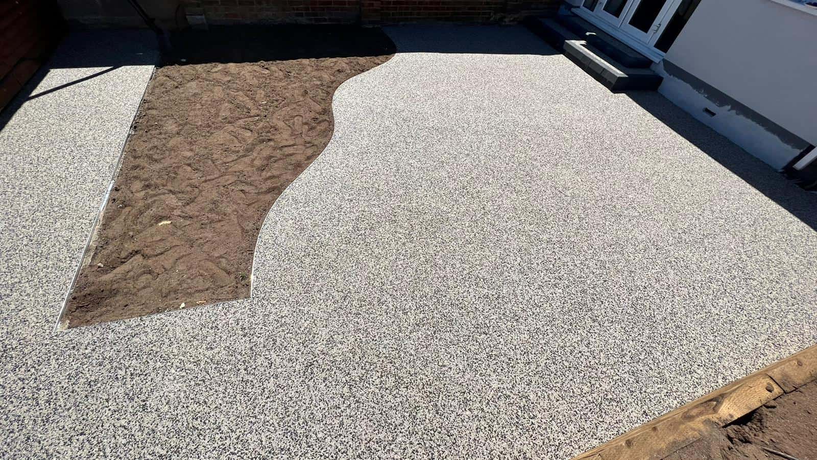 Pardoseală modernă cu textură din piatră și pământ